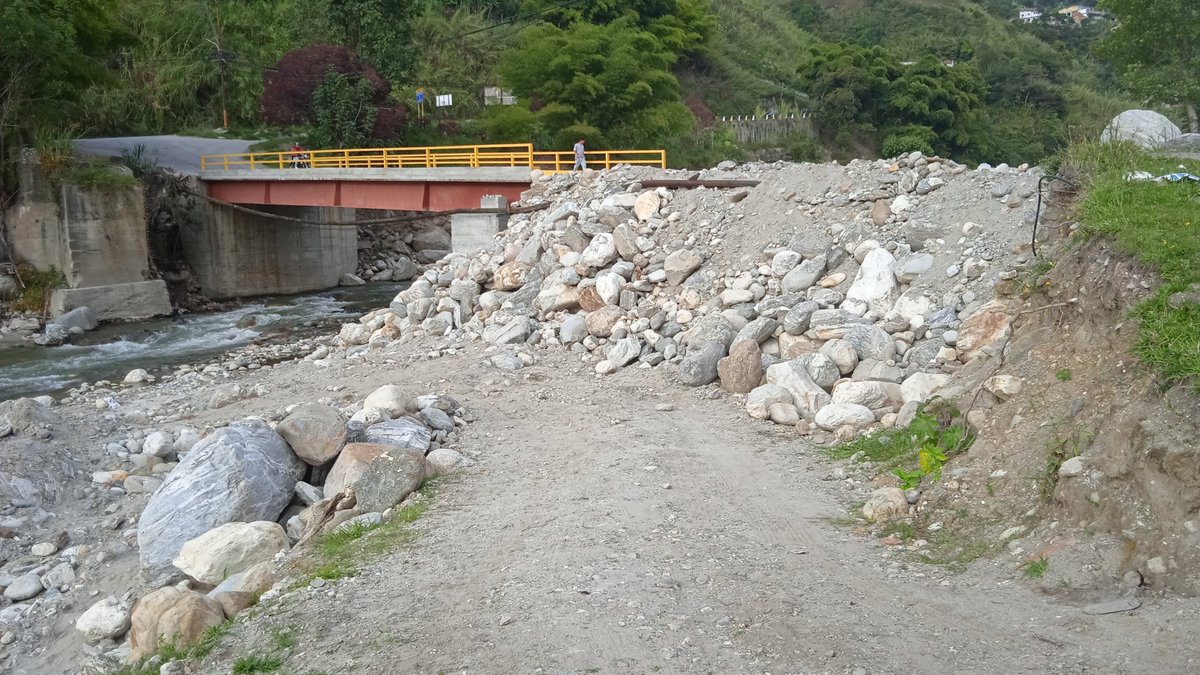 #23Dic Habitantes de las comunidades de La Mucuy Baja y Mucunután en #Mérida #Venezuela, elevaron un llamado a las autoridades para que se complete la obra de asfaltado y protección en el camino que conecta ambas poblaciones con el puente Puerto Río con #Tabay.