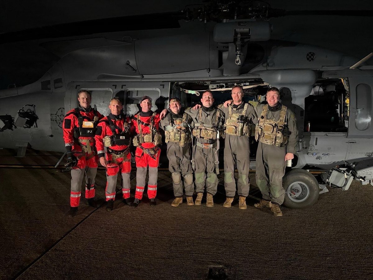 USNationalGuard's tweet image. When a cruise ship more than 100 miles off the coast called for help for an unresponsive passenger, @TheCalGuard Airmen flew through thick fog and severe conditions to reach the ship, stabilize the patient, and bring her safely to medical care on shore. nationalguard.mil/News/Article-V…