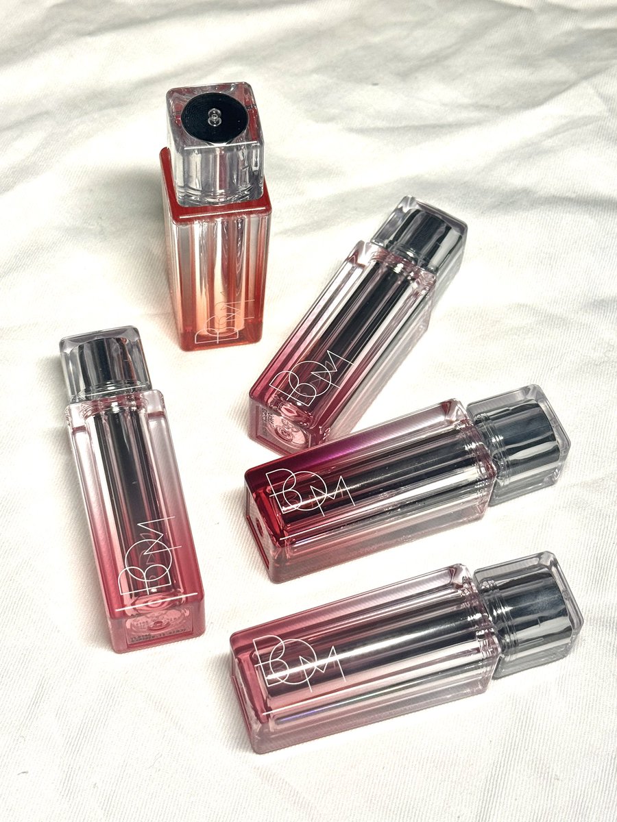 kyaco111's tweet image. #광고 #캬코립 #rt #rt_event
꿀광립을 쉽게 연출할 수 있는

비오엠 립 플래시 틴트🪽

요플레 현상이 없는 것 뿐만 아니라
예쁜 색감과 탱글한 립 표현까지 완전 최고.. 

📍rt 3분께 비오엠 립 플래시 틴트 5컬러 중 택 1 증정!