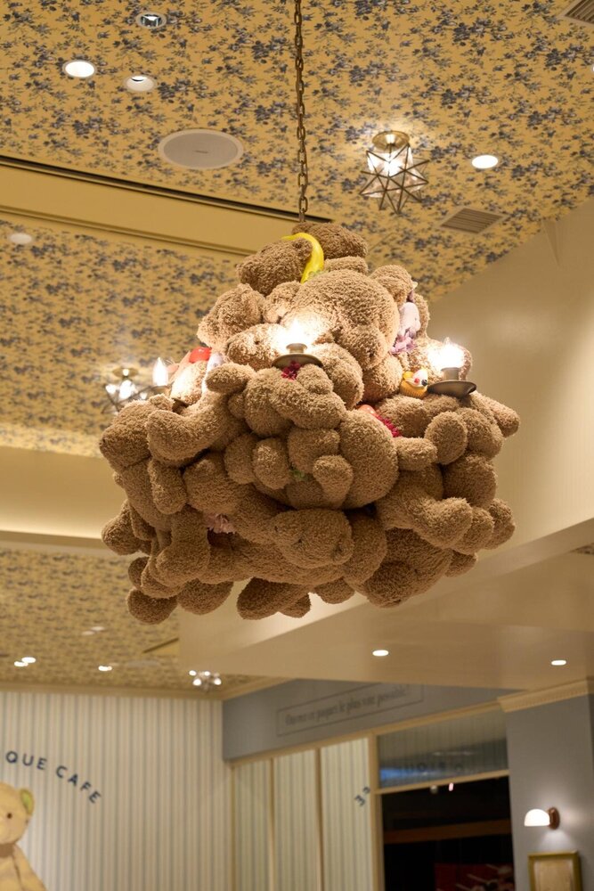 「ジェラート ピケ カフェ」渋谷ヒカリエ店、“ピケベア描いた”クリスマス限定アートラテ＆くまのシャンデリアも - fashion-press.net/news/141350