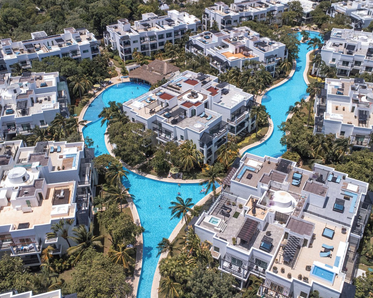 An aerial view of #TheFivesBeach that reveals our little paradise from above… 🌿
Book now bit.ly/TheFivesHotels
#Feelthefives #rivieramaya