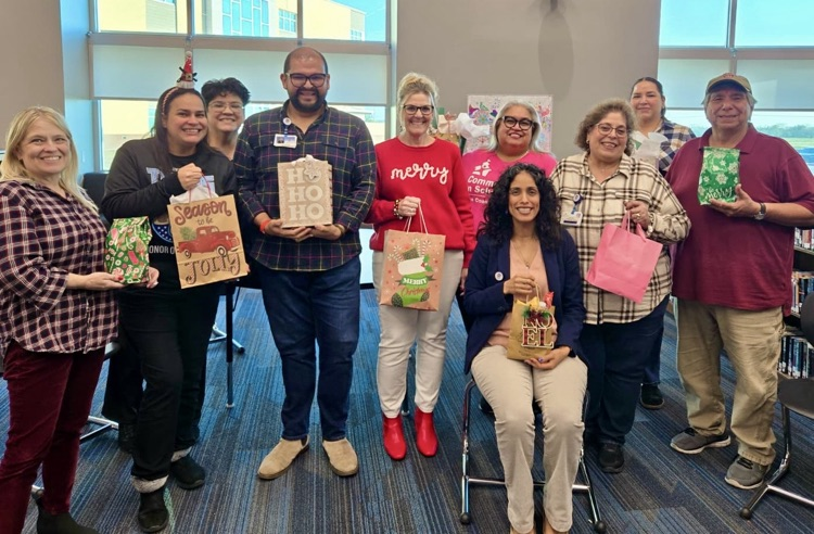 MaryCarrollHigh's tweet photo. Our Hug in a Mug ☕️ + Book Exchange 📖 was fully booked. 

No overdue fines, no shushing—just holiday cheer in circulation. 😉🐅💙

#BetterAtCarroll #LibrarianHumor #HugInAMug #BookExchange #HolidayReads #TPND https://t.co/mFKqX14djg