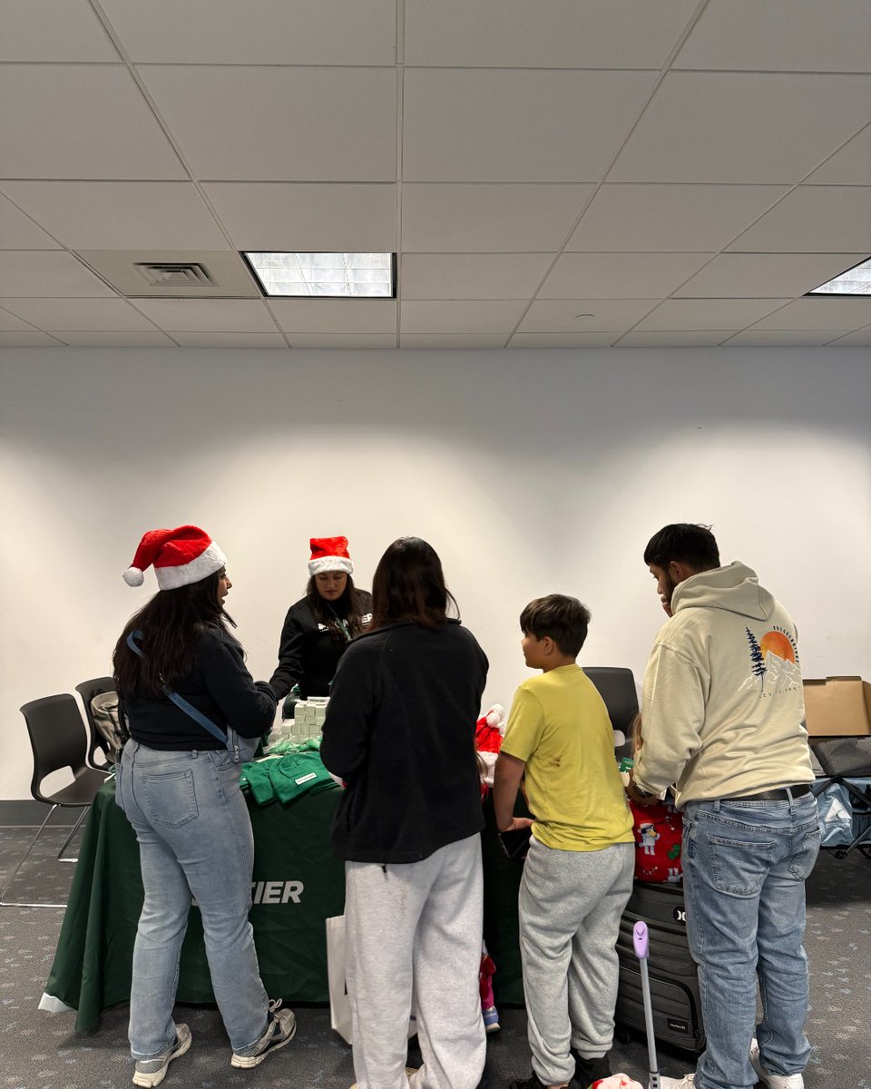 FlyFrontier's tweet photo. Last week, we brought holiday cheer, cookies, swag, and a spin-to-win wheel to our flyers and crew at @DENAirport! 💚✨
Big thanks to everyone who stopped by to celebrate with us. Wishing you safe travels and the happiest holidays!
#HappyHolidays #FlyFrontier #CultureOfCaring