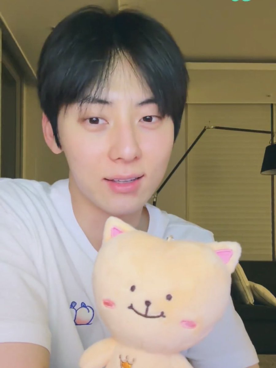 creamy8O9's tweet image. 입대 직전 라이브                   오늘인데
이게 말이 돼 6nn일이 지낫는데 나 몰래 황민현 동결건조라도 햇나?