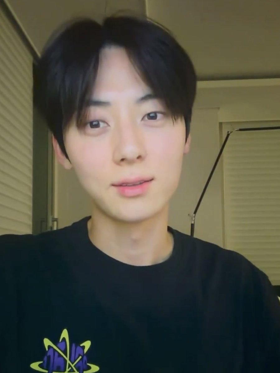 입대 직전 라이브                   오늘인데
이게 말이 돼 6nn일이 지낫는데 나 몰래 황민현 동결건조라도 햇나?