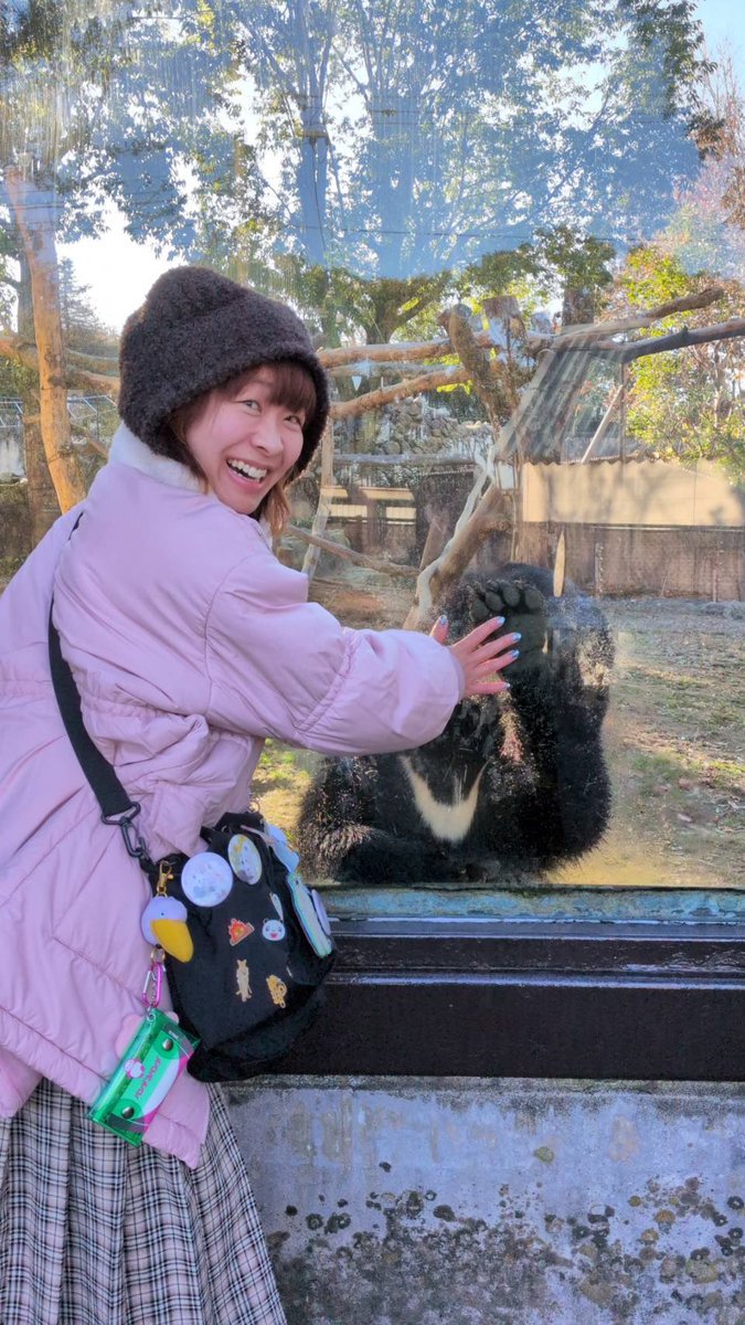 ショルダーバッグを下げたツキノワグマさん 仙台行ったらね、ツキノワグマさんと ハイタッチできたの。 足の裏が