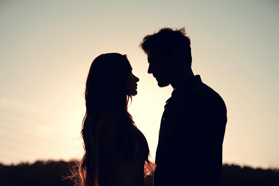 Even their silhouette is so pretty 🖤✨️

— #Arafta #MerTeş