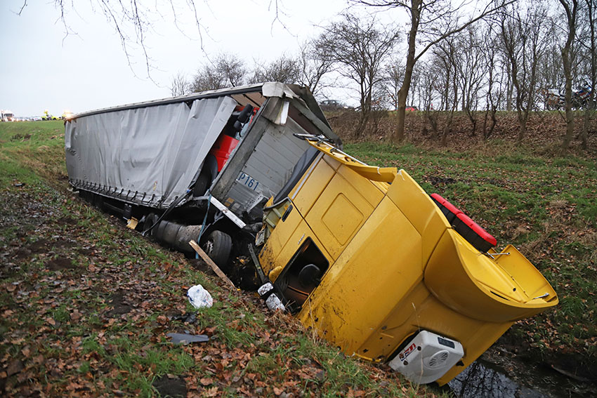 Vrachtwagen in de sloot langs de A7 bij Scharmer