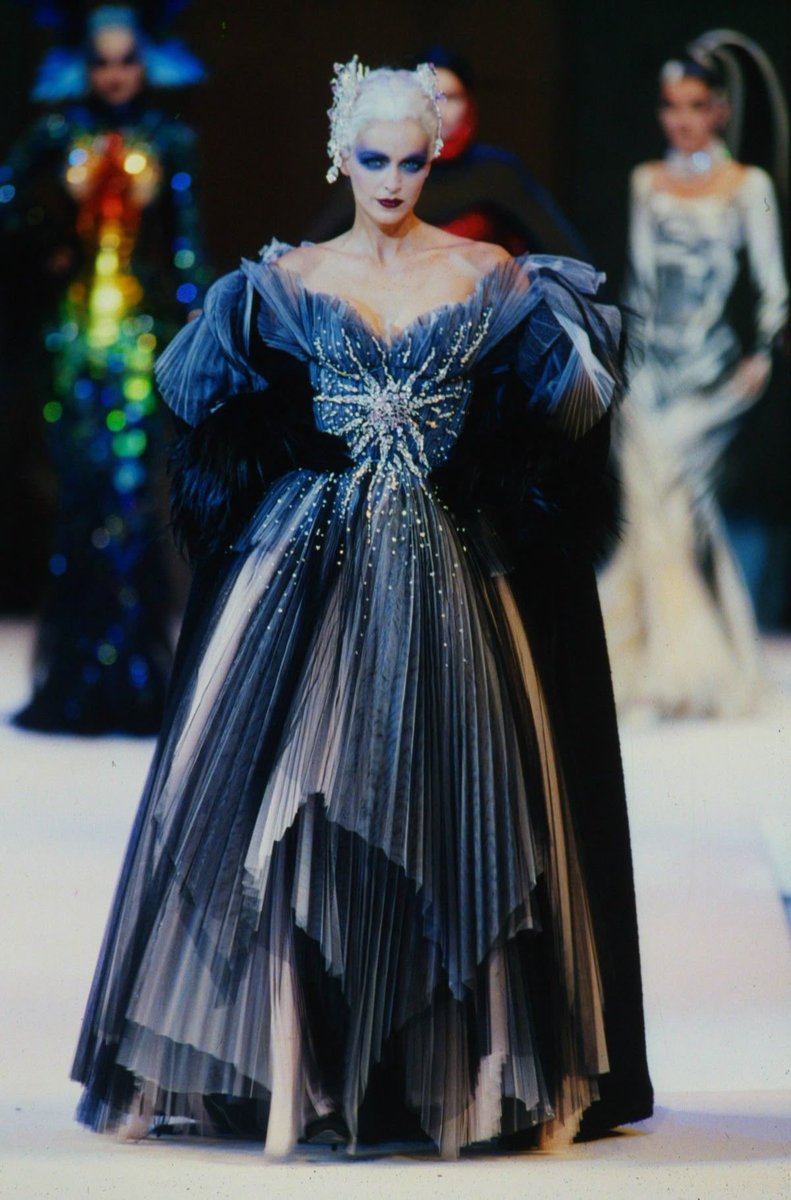sirenathecursed's tweet photo. Mugler Fall 1998 https://t.co/KwPLv7BH18
