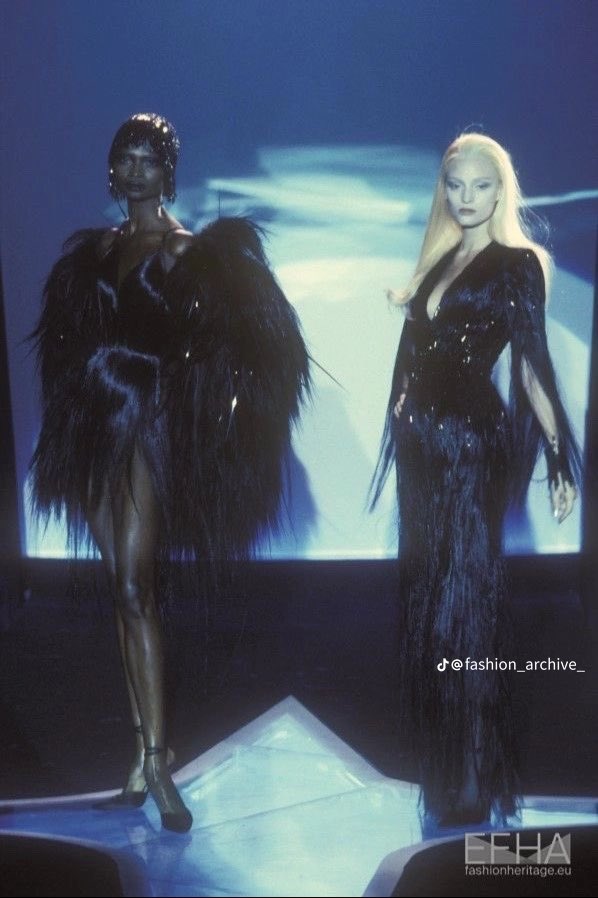 sirenathecursed's tweet photo. Mugler Fall 1998 https://t.co/KwPLv7BH18