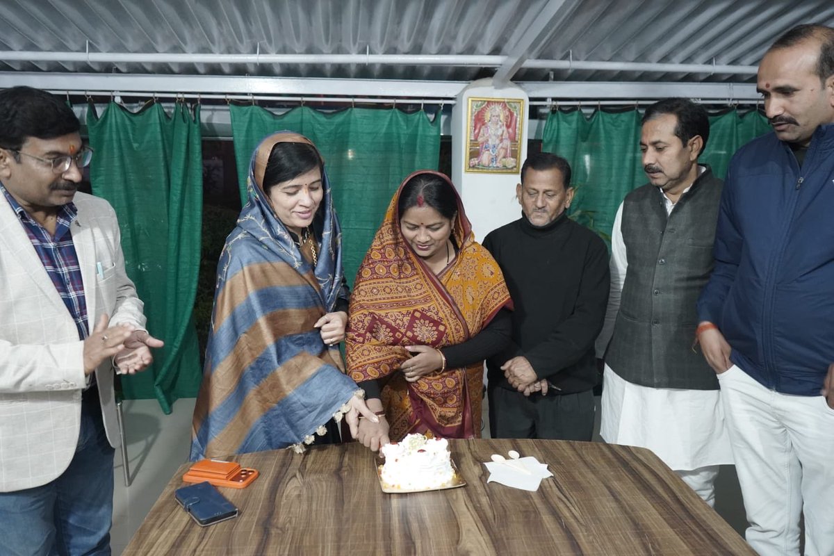 RitiPathakOffc's tweet photo. आज सीधी आवास पर माननीया विधायक श्रीमती @RitiPathakSidhi जी की उपस्थिति में भाजपा नेत्री श्रीमती सुनीता रानी वर्मा जी का जन्मदिवस मनाया गया। 

माननीया विधायक जी ने जन्मदिवस पर उन्हें शुभकामनाएं प्रेषित किया।

@SuneetaRaniVer1 https://t.co/epsarrIc3m
