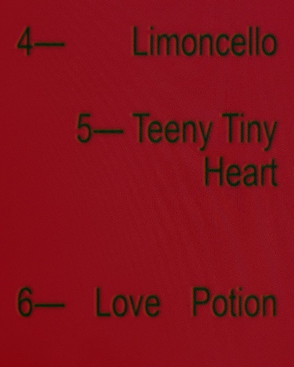 kchartsmaster's tweet image. CHUU drops the track list for 'XO, My Cyberlove.'

1. XO, My Cyberlove
2. Canary
3. Cocktail Dress
4. Limoncello
5. Teeny Tiny Heart
6. Love Potion
7. Heart Tea Bag
8. Hide &amp;amp; Seek
9. Loving You!