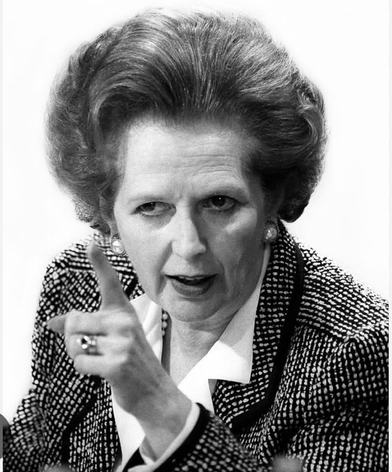 „Man verhandelt nicht mit jemandem, der in ein anderes Land einmarschiert, es verwüstet und jeden tötet, der sich ihm in den Weg stellt.

Man vertreibt ihn, lässt ihn dafür bezahlen und sorgt dafür, dass er nie wieder solche Dinge tut!"
Margret Thatcher