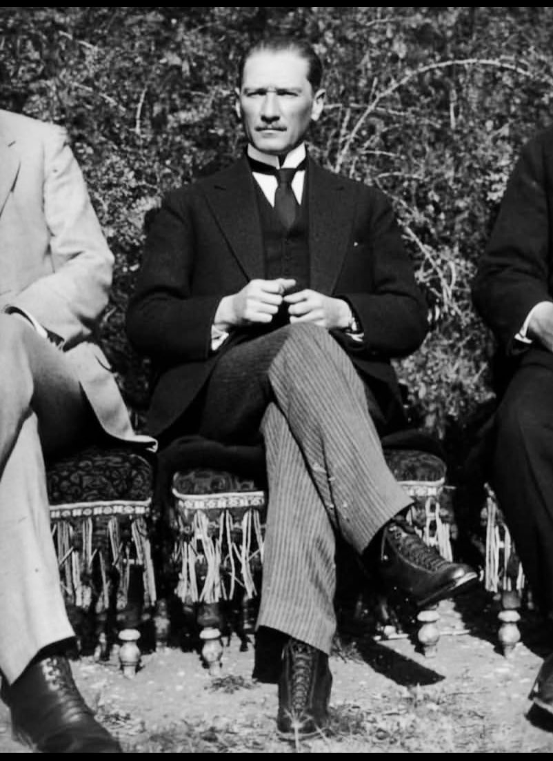Srwasia's tweet photo. Gidişat iyi görünmüyor Atatürk’ü sevmeyi aksatmayın ❤️ https://t.co/hNlCdyDUIl
