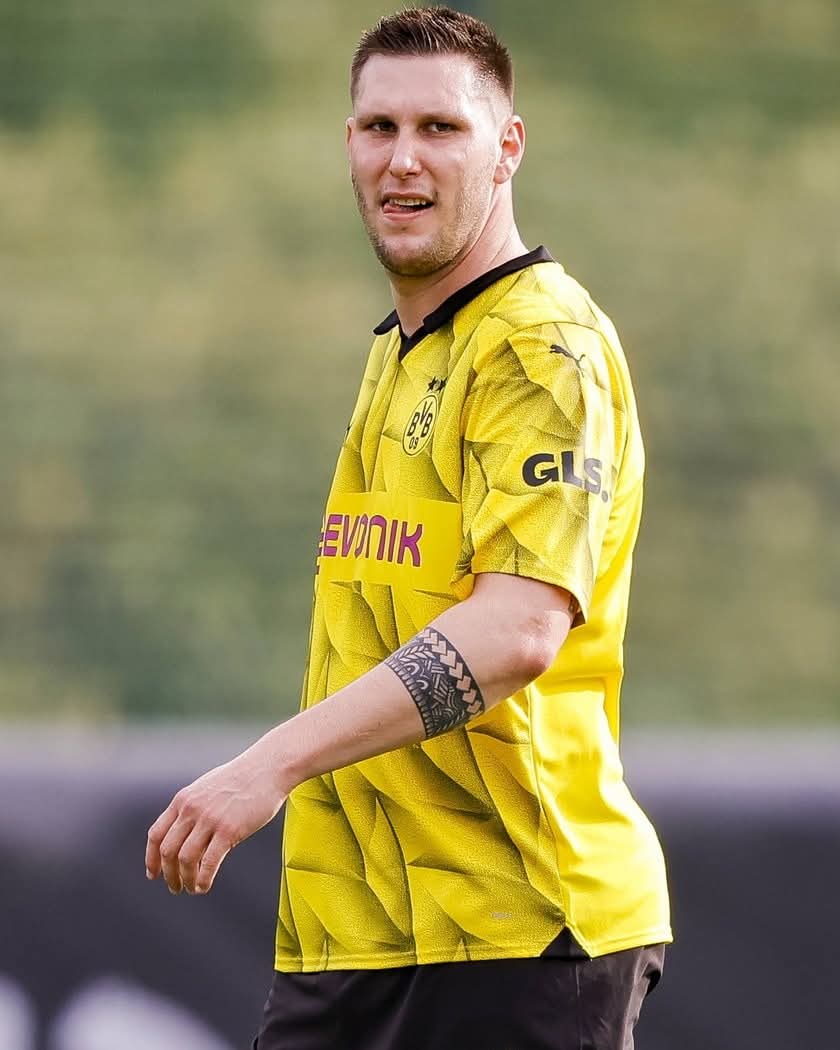 Nicole Scherea:

Il difensore del Borussia Dortmund Niklas Süle è nel mirino del Milan !!!