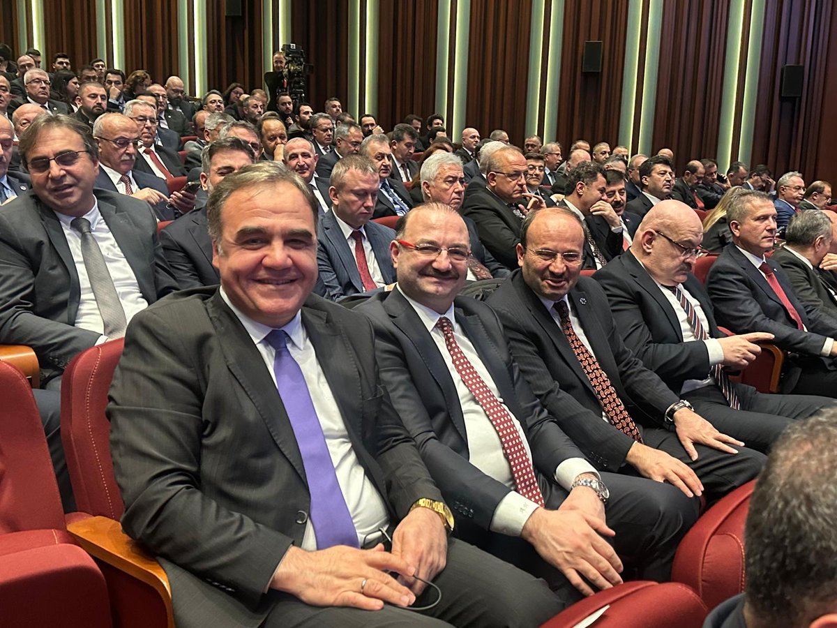 A_Hacimuftuoglu's tweet photo. — Cumhurbaşkanımız Sayın Recep Tayyip Erdoğan’ın teşrifleriyle gerçekleştirilen TÜBA ve TÜBİTAK Bilim Ödülleri Törenine katılım sağlamaktan büyük bir memnuniyet duydum. 📌

— Üniversitemiz Mühendislik Fakültesi öğretim üyelerinden, TÜBA 2025 Yılı Üstün Başarılı Genç Bilim İnsanı (GEBİP) Ödülüne layık görülen Prof. Dr. Rabia Meryem Yılmaz’ın, ödülünü Sayın Cumhurbaşkanımızın elinden alması bizler için ayrı bir gurur kaynağı oldu. Bu önemli başarı vesilesiyle kıymetli hocamızın bu mutlu ve onur verici anında yanında yer aldık. 📌

— Bilim diplomasisi; ülkemizin bilimsel birikimini, nitelikli insan kaynağını ve akademik gücünü küresel ölçekte görünür kılarak uluslararası iş birliklerini güçlendirmekte, Türkiye’nin bölgesel ve küresel meselelerde etkin, saygın ve çözüm üreten bir aktör olarak konumlanmasına önemli katkılar sunmaktadır. 📌

— Bu vesileyle Cumhurbaşkanlığı himayelerinde yürütülen Akademi Ödülleri kapsamında ödüle layık görülen tüm bilim insanlarımızı tebrik ediyor; bilim dünyamıza ve insanlığa değer katan çalışmalarının artarak devam etmesini temenni ediyorum. 📌

@RTErdogan @mfatihkacir @erolozvar @ProfOrhanAydin @profmseker @YuksekogretimK @Tubitak @TUBAakademi @atauni1957  @cakmak_bulent_