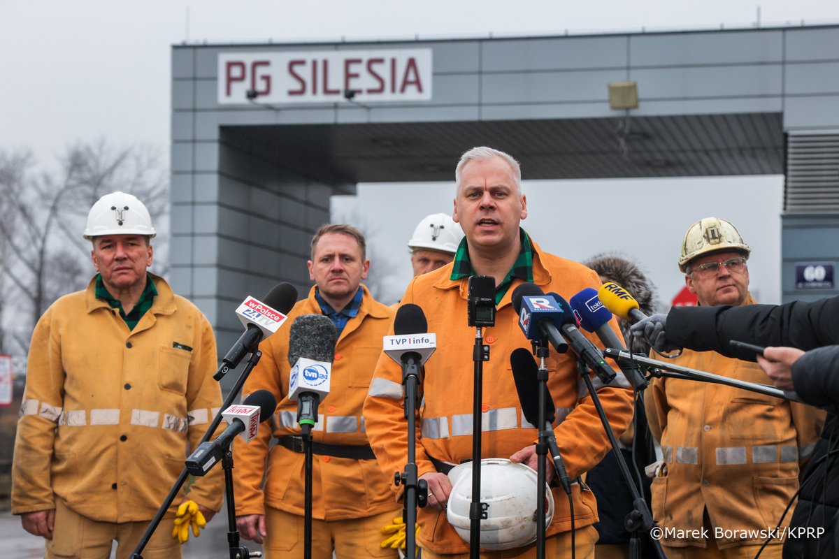 Górnicy z Silesii prawdopodobnie tegoroczne święta spędzą pod ziemią 
Ministerstwo i cały rząd zignorował nie tylko ich postulaty, zignorował ich jako obywateli domagajacych się równego traktowania. 
Prezydent Karol <a href="/NawrockiKn/">Karol Nawrocki</a> tak jak zapowiedział przy podpisaniu ustawy, złoży