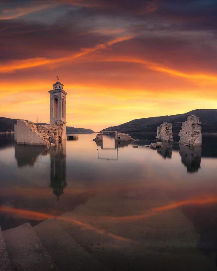 nncc151's tweet photo. A world-famous church that seems to "disappear."

A 14th-century Byzantine church, it sinks into a lake during the rainy season and reappears during the dry season.

Undisturbed, unrealistically quiet.

Barbecue tonight, buy-one-get-one-free for Christmas, the perfect day. https://t.co/AbboWiSana