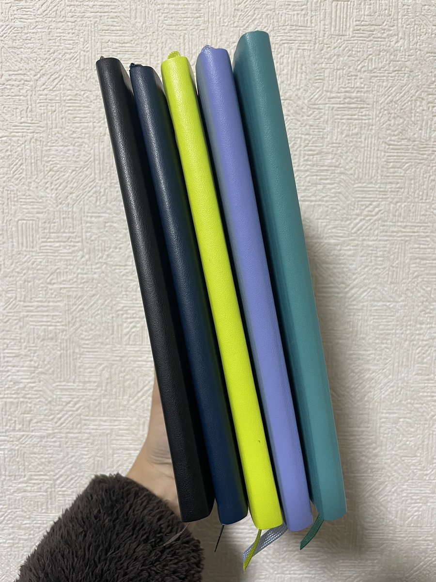 mio__work's tweet photo. 今年はノートを5冊使ってた📚

リモラボ入ってからもなんでも書き殴っていたから、学習の学びも走り書きも、タスクも感じたことも全部書いてある！笑

タスク管理はアプリが便利だけど
頭の中を整理するためにノートに書き出すのが好きで、それが習慣になっています✍️

#リモラボ https://t.co/n1ibgo2nr6