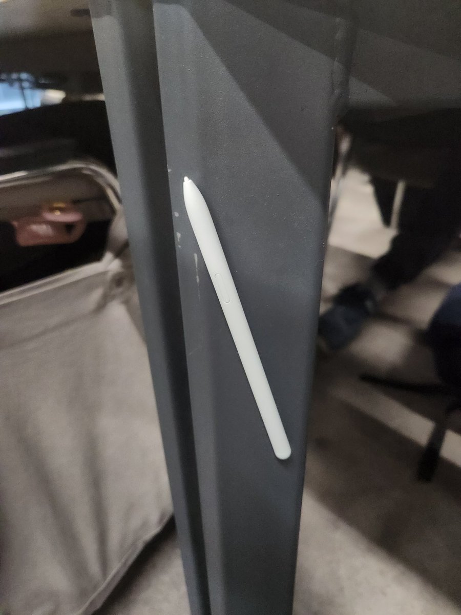 Kutuphanede tester kalem var