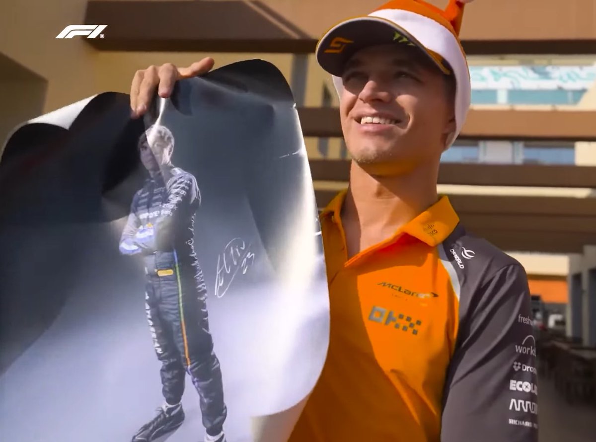 ln4norris's tweet image. ALEX GIVING LANDO TWO NEW SIGNED POSTERS TO REPLACE THE ONES HE HAD OF HIM AS A KID 😭😭😭