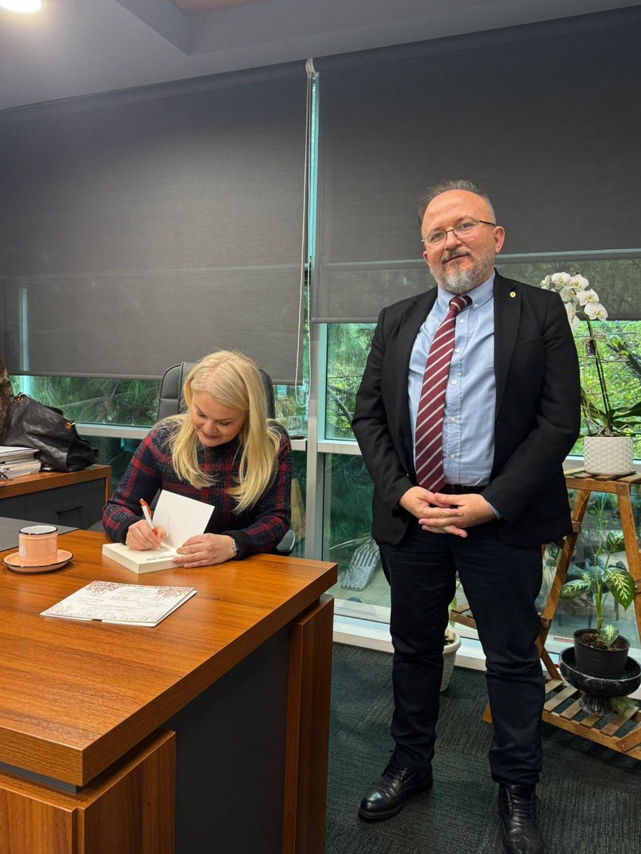 gosider_org_tr's tweet photo. GÖŞİDER – Üniversite İş Birlikleri Kapsamında Üsküdar Üniversitesi Ziyareti
Gözetim ve Denetim Kuruluşları Derneği (GÖŞİDER) olarak, sektör–akademi iş birliklerini güçlendirme vizyonumuz doğrultusunda üniversitelerle temaslarımızı sürdürmekteyiz.
Bu kapsamda;
 İTÜ ve Nişantaşı Üniversitesi temaslarımızın ardından, Üsküdar Üniversitesi ile gerçekleştirilen ziyaret, üniversitelerle iş birliği sürecimizde önemli bir halka olmuştur.
Derneğimiz adına gerçekleştirilen bu ilk temas, Üsküdar Üniversitesi İTBF Dekanı ve Rektör Danışmanı Sayın Prof. Dr. Deniz Ülke Kaynak’ın nazik daveti üzerine, makamlarında gerçekleştirilmiştir.
 Ziyarette, gözetim ve denetim sektörünün mevcut durumu, kamu yararı odaklı rolü, sektörün akademiyle birlikte geliştirebileceği ortak projeler, eğitim–istihdam bağlantıları ve disiplinler arası iş birliği olanakları ele alınmıştır.
Oldukça yapıcı, vizyoner ve samimi bir atmosferde gerçekleşen görüşmede;
 sektörümüzün yalnızca saha uygulamalarıyla sınırlı olmayan, bilimsel, kurumsal ve toplumsal katkı boyutunun da güçlendirilmesi gerektiği yönünde ortak bir anlayış ortaya konmuştur.
Ziyaretin sonunda, Üsküdar Üniversitesi İTBF Dekanı ve Rektör Danışmanı Sayın Prof. Dr. @DenizUlke Kaynak tarafından, Dernek Yönetim Kurulu Başkanımız @BahadirBArig ‘ a imzalı eseri “Travmadan Zafere – Türk Ulusal Kimliğinin Psikopolitik Hikâyesi” nazik bir takdimle hediye edilmiştir.
 Bu anlamlı hediye ve gösterilen misafirperverlik, derneğimiz ve sektörümüz adına ayrıca memnuniyet verici olmuştur.
GÖŞİDER olarak; üniversitelerle kurulacak güçlü bağların, sektörümüzün kurumsallaşmasına, nitelikli insan kaynağının yetişmesine ve kamu yararı üreten bir yapının inşasına önemli katkılar sunacağına inanıyoruz.
Bu temasın, Üsküdar ��niversitesi ile geliştirilecek daha kapsamlı iş birliklerinin başlangıcı olmasını temenni ediyor; nazik ev sahipliği ve değerli katkıları için Sayın Prof. Dr. Deniz Ülke Kaynak’a teşekkürlerimizi sunuyoruz.
Saygılarımızla,
 GÖŞİDER – Gözetim ve Denetim Kuruluşları Derneği

#GÖŞİDER #GözetimKuruluşları #DenetimSektörü #SektörAkademiİşBirliği
#ÜniversiteSanayiİşBirliği #KamuYararı #ÜrünGüvenliği #DışTicaret #İçTicaret
#Denetim #Akreditasyon #Kurumsallaşma #Nitelikliİstihdam #SektörelGelişim