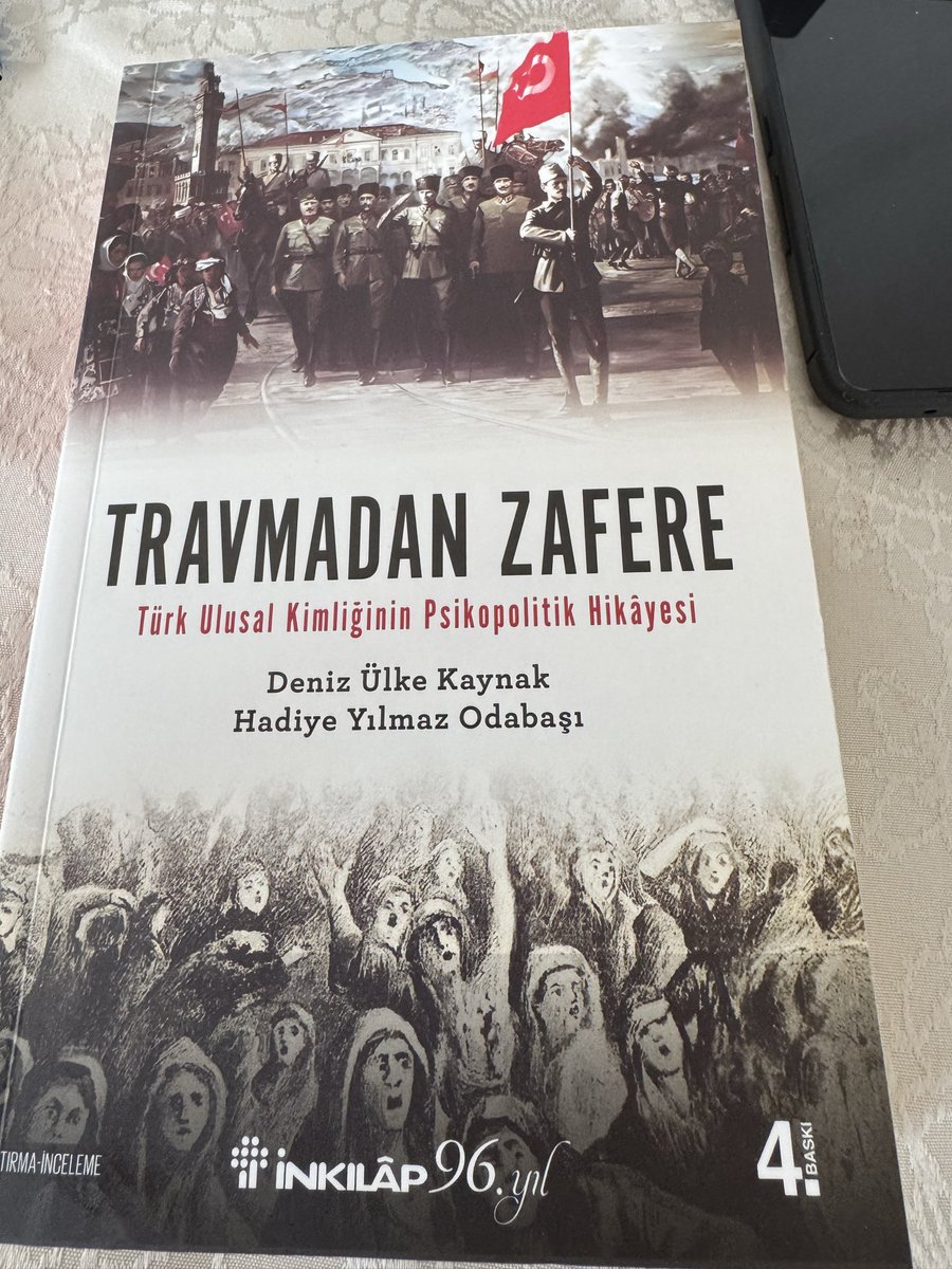 gosider_org_tr's tweet photo. GÖŞİDER – Üniversite İş Birlikleri Kapsamında Üsküdar Üniversitesi Ziyareti
Gözetim ve Denetim Kuruluşları Derneği (GÖŞİDER) olarak, sektör–akademi iş birliklerini güçlendirme vizyonumuz doğrultusunda üniversitelerle temaslarımızı sürdürmekteyiz.
Bu kapsamda;
 İTÜ ve Nişantaşı Üniversitesi temaslarımızın ardından, Üsküdar Üniversitesi ile gerçekleştirilen ziyaret, üniversitelerle iş birliği sürecimizde önemli bir halka olmuştur.
Derneğimiz adına gerçekleştirilen bu ilk temas, Üsküdar Üniversitesi İTBF Dekanı ve Rektör Danışmanı Sayın Prof. Dr. Deniz Ülke Kaynak’ın nazik daveti üzerine, makamlarında gerçekleştirilmiştir.
 Ziyarette, gözetim ve denetim sektörünün mevcut durumu, kamu yararı odaklı rolü, sektörün akademiyle birlikte geliştirebileceği ortak projeler, eğitim–istihdam bağlantıları ve disiplinler arası iş birliği olanakları ele alınmıştır.
Oldukça yapıcı, vizyoner ve samimi bir atmosferde gerçekleşen görüşmede;
 sektörümüzün yalnızca saha uygulamalarıyla sınırlı olmayan, bilimsel, kurumsal ve toplumsal katkı boyutunun da güçlendirilmesi gerektiği yönünde ortak bir anlayış ortaya konmuştur.
Ziyaretin sonunda, Üsküdar Üniversitesi İTBF Dekanı ve Rektör Danışmanı Sayın Prof. Dr. @DenizUlke Kaynak tarafından, Dernek Yönetim Kurulu Başkanımız @BahadirBArig ‘ a imzalı eseri “Travmadan Zafere – Türk Ulusal Kimliğinin Psikopolitik Hikâyesi” nazik bir takdimle hediye edilmiştir.
 Bu anlamlı hediye ve gösterilen misafirperverlik, derneğimiz ve sektörümüz adına ayrıca memnuniyet verici olmuştur.
GÖŞİDER olarak; üniversitelerle kurulacak güçlü bağların, sektörümüzün kurumsallaşmasına, nitelikli insan kaynağının yetişmesine ve kamu yararı üreten bir yapının inşasına önemli katkılar sunacağına inanıyoruz.
Bu temasın, Üsküdar ��niversitesi ile geliştirilecek daha kapsamlı iş birliklerinin başlangıcı olmasını temenni ediyor; nazik ev sahipliği ve değerli katkıları için Sayın Prof. Dr. Deniz Ülke Kaynak’a teşekkürlerimizi sunuyoruz.
Saygılarımızla,
 GÖŞİDER – Gözetim ve Denetim Kuruluşları Derneği

#GÖŞİDER #GözetimKuruluşları #DenetimSektörü #SektörAkademiİşBirliği
#ÜniversiteSanayiİşBirliği #KamuYararı #ÜrünGüvenliği #DışTicaret #İçTicaret
#Denetim #Akreditasyon #Kurumsallaşma #Nitelikliİstihdam #SektörelGelişim