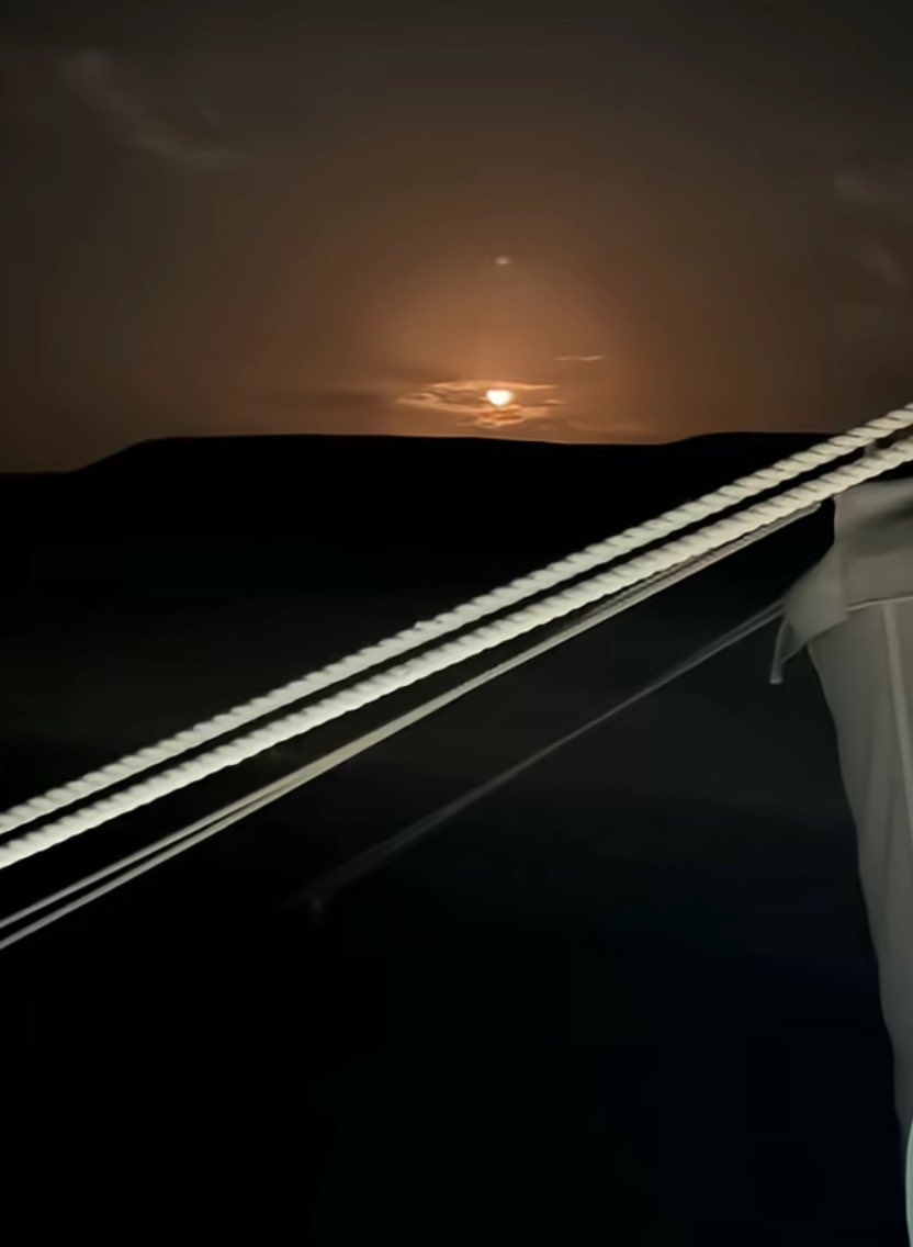 _ilexo's tweet photo. لاصار خصمك من تعزه وتغليه 
     سلم سلاحك وقتنع ب الهزيمه
وشلون توجع من تحبه وتإذيه 
    وتصير من عقب الموده خصيمه https://t.co/wmMJpUQbie
