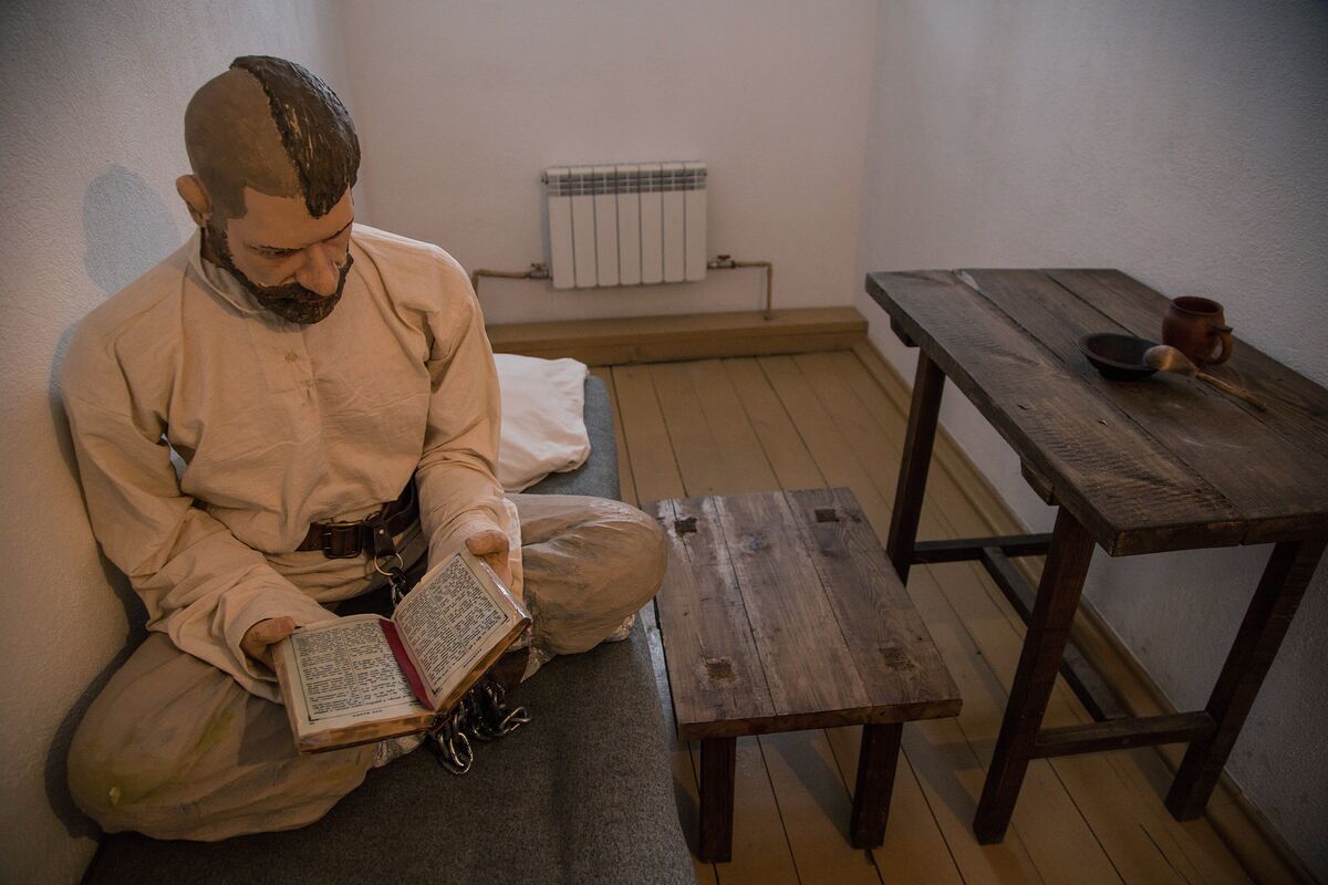 Eng_Matarra's tweet image. WAKATI MAWAZO YANAPOKUWA KOSA.

TUNDU LISSU SIO MHAINI

#UZI
Historia inajirudia kwa namna tofauti. Mnamo 1849, Fyodor Dostoevsky alifungwa si kwa kuua, si kwa kuiba, BALI kwa kufikiri na kuandika kwa uhuru. Leo, Afrika bado inaishi kipindi hicho kwa majina tofauti....