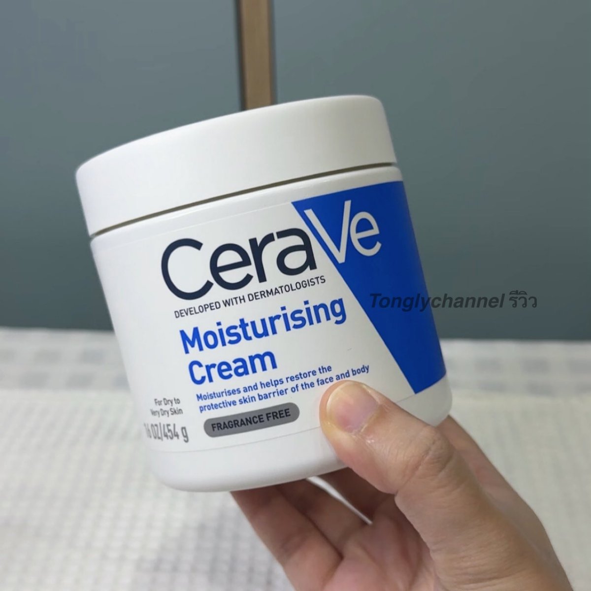 iamtongly's tweet photo. ผิวแห้งแค่ไหนก็เอาอยู่ 🤍 CeraVe กระปุกนี้ ช่วยให้ผิวดีขึ้นชัดเจน เนื้อครีมเข้มข้น แต่ทาแล้วซึมดี ไม่เหนอะ ไม่มัน กระปุกให���่ 454 กรัม ใช้ได้นาน ใครสนใจ พิกัดที่นี่นะ ราคาพิเศษคุ้มสุด!💙: https://t.co/NTb1Zym6sZ

แนะนำต้องมีติดบ้านไว้ค่ะ💕👍🏻
#Cerave #โลชั่นบำรุงผิว #ครีมทาตัว https://t.co/BgsMBP11yx