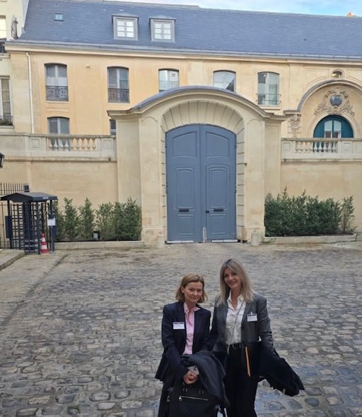 FBB_Officiel's tweet photo. VOLS DE CHIENS : la Fondation Brigitte Bardot à l’Assemblée nationale

Notre directrice des affaires publiques et internationales, Adriana Oancea Negro, s’est rendue à l’Assemblée nationale afin de présenter aux membres du groupe d’études dédié à la condition animale (« Condition et bien-être des animaux »), composé de députés de tous bords politiques, un état des lieux précis du phénomène des vols de chiens en France. Cette rencontre transpartisane était essentielle pour continuer d'alerter les parlementaires sur l’ampleur et la gravité de ces faits.

Face à la recrudescence de ces vols, la Fondation Brigitte Bardot, aux côtés de l’association WAF @AssociationWaf, a été reçue par les députés afin d’exposer l’état du droit, partager les constats de terrain et les témoignages de familles traumatisées par la disparition de leur compagnon. Comme nous le dénoncions déjà en août dernier, ces vols alimentent de véritables trafics lucratifs. Certaines races sont revendues plusieurs milliers d’euros, transformant des animaux sensibles en marchandises, parfois exploitées dans des élevages clandestins ou revendues en ligne.

Pour rappel, la sanction pour vol de chien ou de chat est la même que celle appliquée en cas de vol de téléphone portable ! Cette aberration juridique ne reflète en rien la réalité : nos compagnons sont des êtres sensibles, pas des biens matériels. C'est pourquoi nous nous mobilisons, notamment pour que le vol d'un animal de compagnie soit enfin qualifié de vol aggravé. Il est urgent de changer la loi, de renforcer la législation et d'obtenir des condamnations à la hauteur de ces faits.

Nous remercions le président du groupe d’études @BlairyEmmanuel et les députés présents pour leur accueil et leur écoute attentive.

Nos animaux méritent une protection juridique digne de leur statut d'êtres vivants et sensibles !

En parallèle, la FBB mène des actions à visée éducative et pédagogique auprès des propriétaires de chiens (ne pas laisser son chien attaché devant un commerce ; sécuriser son jardin ; ne pas laisser son chien sans surveillance etc…. des mesures de bons sens), mais aussi des actions de sensibilisation auprès des mairies et autres acteurs locaux pouvant être des relais de vigilance.
