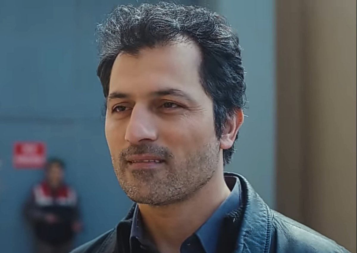 Viki288533's tweet image. Dorme e sogna Bahar e Sarp insieme. Esce dalla prigione e l'unico suo pensiero è Bahar. Lei è pur sempre una donna ancora sposata e i suoi figli hanno già un padre, ma lui, come un corvo nero, si mette in mezzo...
Se questa non è ossessione, cos'è? 🙄

#laforzadiunadonna