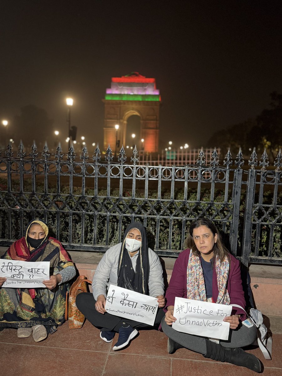 मैं उन्नाव गैंग रेप पीड़ित परिवार के साथ इंडिया गेट के बाहर धरने पर हूँ !!

##JusticeForUnnaoVictim