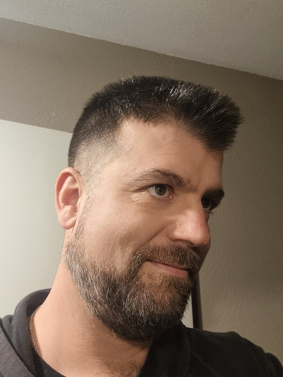 acontios_net's tweet image. Je reviens de chez le coiffeur.
C'est la 1ère fois que je tilte autant sur mes tempes grisonnantes, même si l'effet est accentué par la faible épaisseur de coupe.
De mauvaises langues diront que ça fait longtemps que j'suis vieux, mais j'trouve que j'me défends bien quand même 🧓🏻