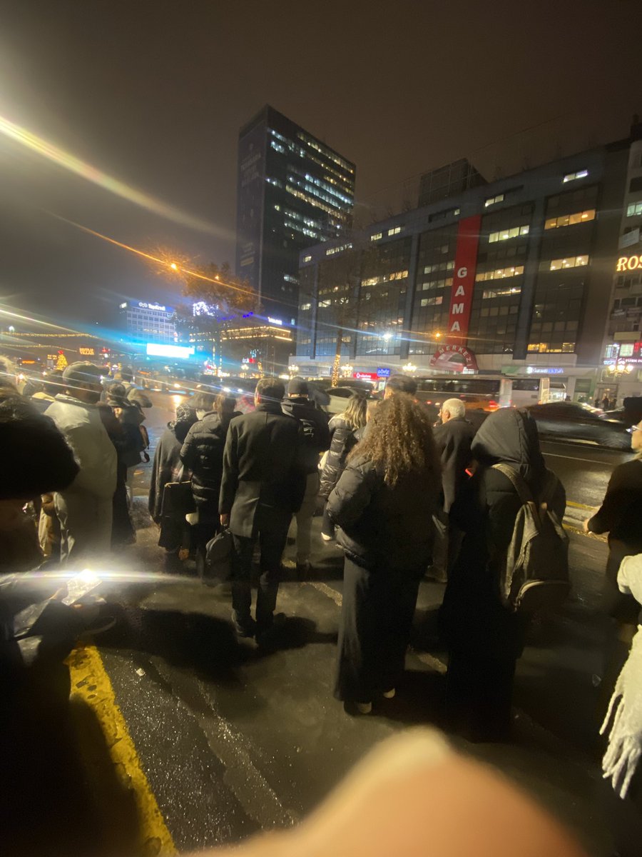 Ankara’da her gün her saat yollara yığılan bir sürü şeklinde Belediye başkanının lütfederse vereceği otobüsleri dolu geldiğini bile bile bekliyoruz. Zamanında hükümete oy verenlere sürekli koyun diyen tayfa kendinden bildiği için diyormuş. Mansur’a oy veren koyun sürüsü bekliyor.