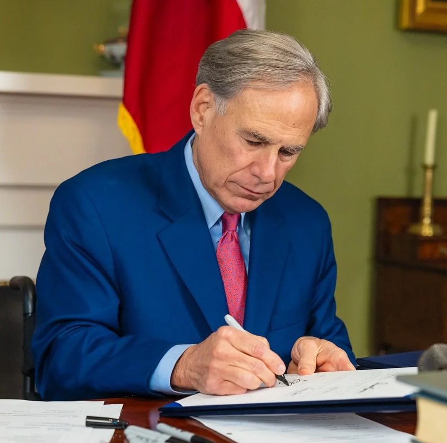 RedLineReportt's tweet image. 🚨BREAKING: Texas Governor Greg Abbott has signed a Robert F. Kennedy Jr.-pushed law that mandates nutritional education in the classroom, universities and the healthcare workforce to battle chronic disease.

Do you support this?

YES or NO?

IF Yes, Give me a THUMBS-UP👍!