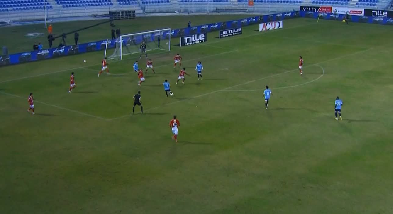 تسديدة صاروخية لا تصد ولا ترد. لقطات من هدف غزل المحلة الأول في شباك الأهلي عن طريق التونسي رشاد العرفاوي في كأس عاصمة مصر 