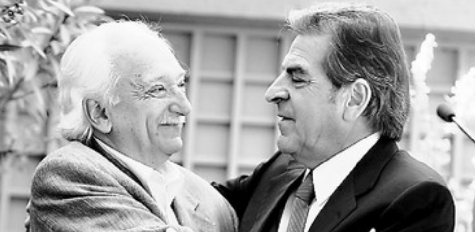 Un día como hoy, hace 16 años, Frei Ruiz Tagle abrazaba a Jorge Arrate, que había sido recientemente candidato del Partido Comunista.

Santiago, diciembre de 2009.