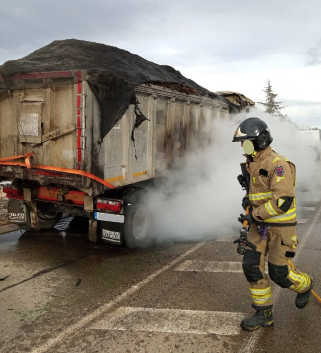 Servicios de emergencias han atendido el incendio de un camión en #Caravaca.
Han intervenido:
🚒<a href="/BomberosCEIS_RM/">Bomberos Región de Murcia - CEIS</a>
➡️noticias.112rmurcia.es/?p=14294
📸Imagen facilitada por CEIS