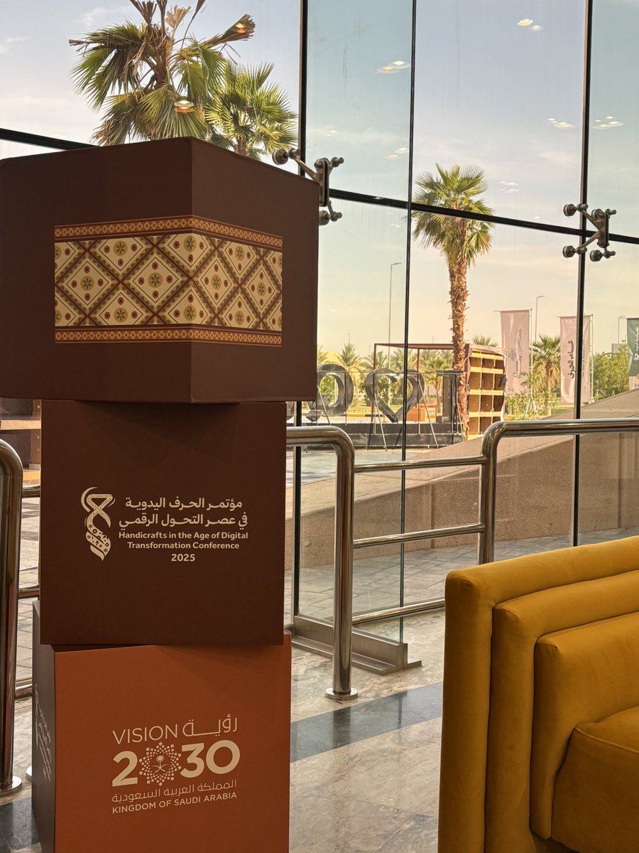 نتقدم بخالص الشكر والتقدير إلى جامعة القصيم على هذا التكريم الكريم الذي نعتز به .
و مشاركتنا جاءت إيماناً بأهمية التكامل بين الأصالة والابتكار ، و الدور المتميز الذي تقوم به الجامعة في تعزيز المعرفة وصون الموروث الثقافي وتوظيف التقنيات الحديثة لخدمة الحرفيين.