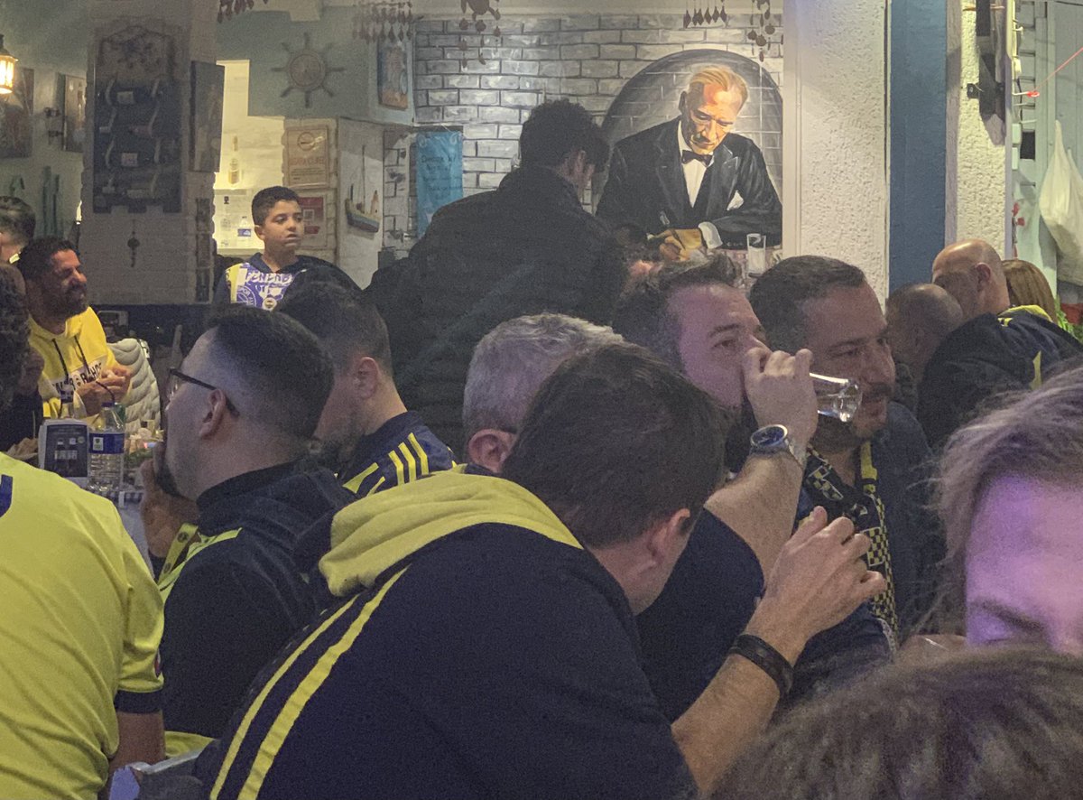 Baktığım yerden Kadıköy 🧐 Beşiktaş’ı eleştiren çok 😃 #fenerbahçevsbeşiktaş