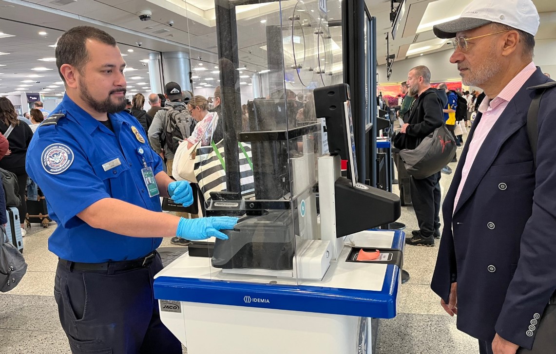 TSA's tweet image. If you're traveling this week, here's our best tip: Make sure to have an acceptable form of ID, and in a place that’s easily accessible, when you arrive at the checkpoint. 

Check our full list of acceptable forms of ID list at: tsa.gov/travel/securit…