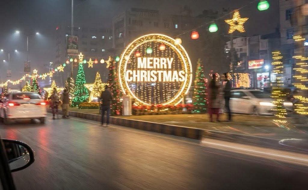 یہی وہ پاکستان ہے جس کا خواب قائداعظمؒ نے دیکھا تھا

جہاں ہر شہری کو عقیدے، عبادت اور شناخت کے ساتھ جینے کا پورا حق حاصل ہو۔
لاہور کی سجی ہوئی سڑکیں صرف کرسمس کی خوشی نہیں بلکہ برداشت، ہم آہنگی اور آئینی وعدے کی یاد دہانی ہیں۔
ایسے ہی مناظر ہمارا اصل تشخص ہیں۔
پاکستان ہمیشہ زندہ