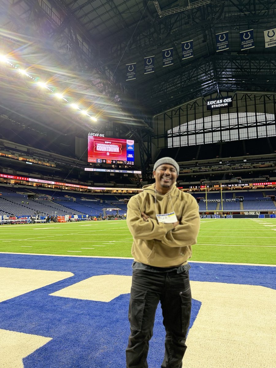 AhmadDavisPR's tweet photo. Monday Night Football 🏈 with @trevorjackson5 https://t.co/NX3WNwBbBv