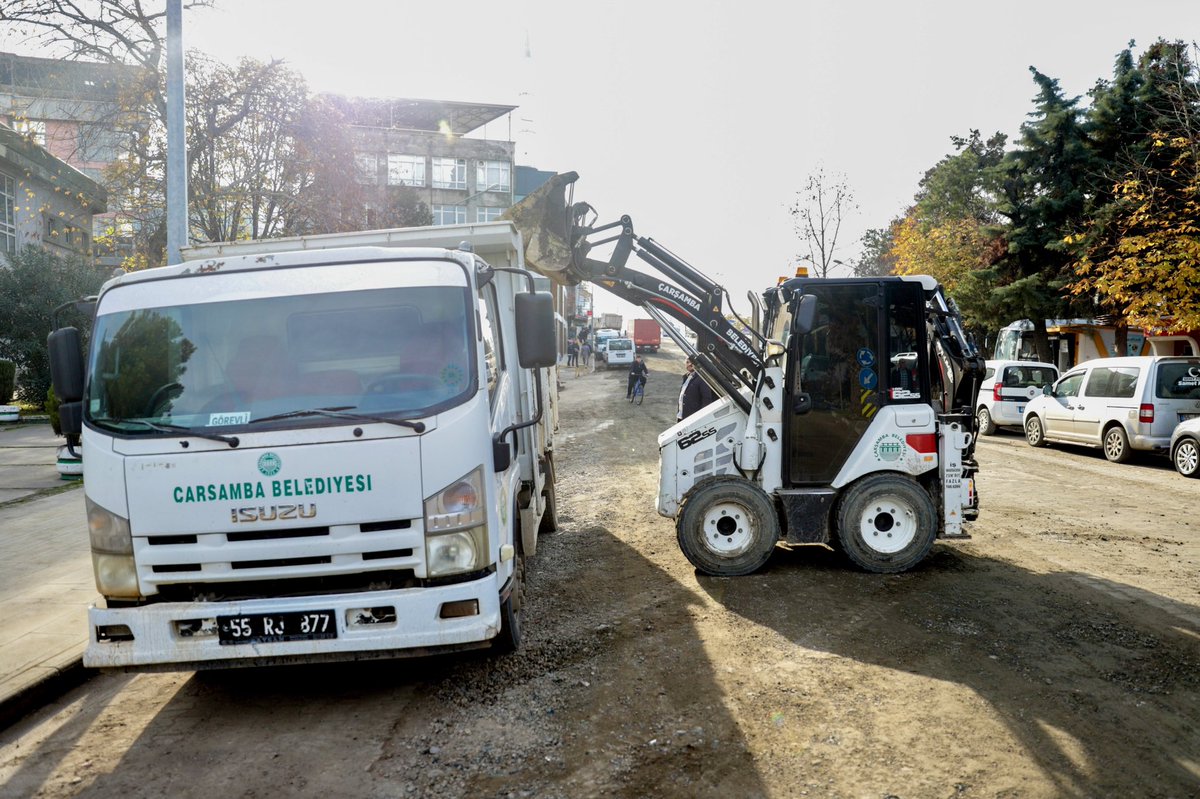 SASKİ tarafından yağmur suyu, içme suyu ve kanalizasyon altyapı çalışmaları yürütülen caddelerimizde; hemşehrilerimizin ve esnafımızın mağduriyet yaşamaması adına belediye ekiplerimizle birlikte yol bakım, tesviye ve temizlik çalışmalarımızı aralıksız sürdürüyoruz.