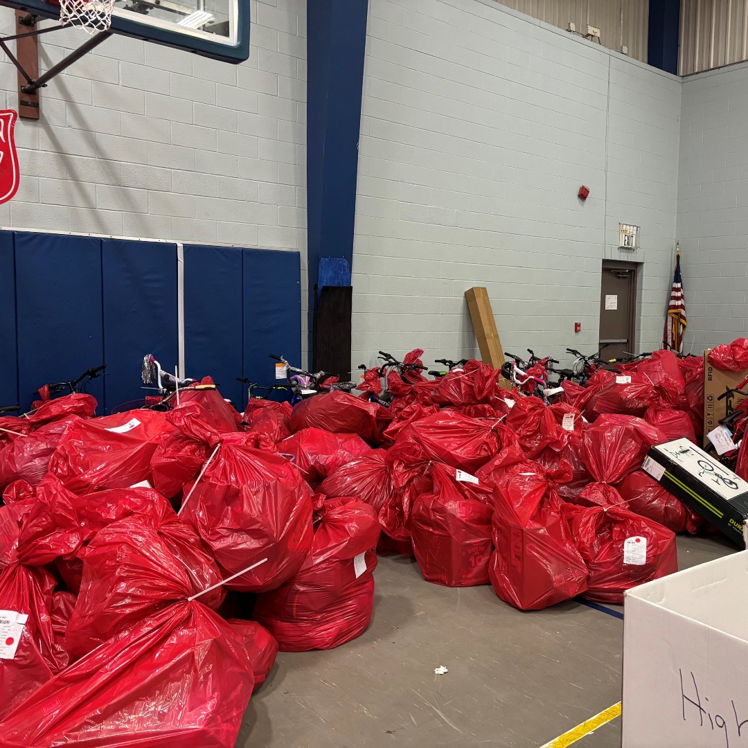 IUGastro's tweet photo. ๐ Giving Back This Holiday Season! ๐
Our admin team joined @SalvationArmy to support the Angel Tree Initiative, helping sort gifts for 5,300 kids & 2,100 families in Central Indiana. Proud to spread joy in our community! ๐โจ #GITtwitter https://t.co/zxUKLeEy2b