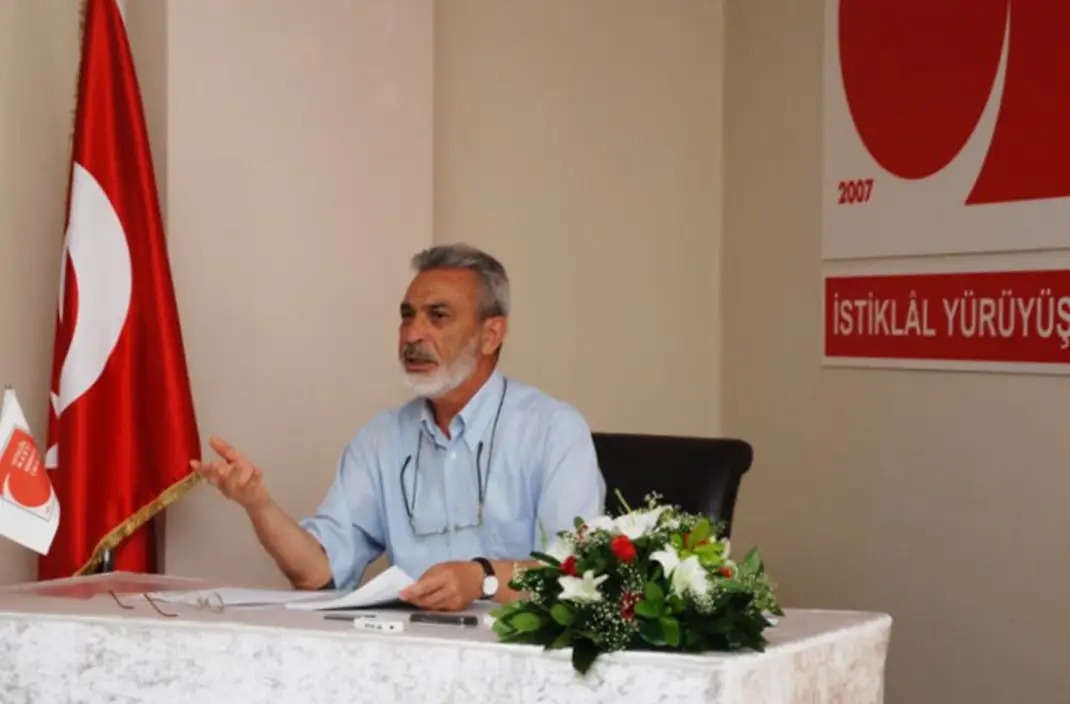 ismetozelokur's tweet photo. “Ne olacak? Biz allâme-i cihan mı olacağız?” diye sorabilirsiniz. Ben bunu defalarca söyledim, yapılacak tek şey suç ortaklığını reddetmekten ibarettir. “Ben kirlenmeyi reddediyorum. Ben pisliğin bir parçası olmayacağım!” dediğiniz andan itibaren, yapılması gereken şeyin en doğrusunu yapmışsınızdır. Fazlasını yapmanıza lüzum yoktur. “Ben hayatımın geri kalan kısmını lanetin bir kısmını icra etmek üzere tamamlamayacağım.” dediğiniz zaman, o iş olmuş bitmiştir. Ondan sonrası Allah’ın size gösterdiğiyle yürür. Şimdi diyeceksiniz ki, “Ondan öncesi Allah’ın yaptığı değil mi?” Evet, ondan öncesi de Allah’ın yaptığı ama Allah ancak fasıkları saptırır. Siz kendinizi fısktan uzak tutmak konusunda hiçbir gayret sarfetmeyeceksiniz, ondan sonra “Allah bana niye hidayet vermedi?” diyeceksiniz.

İsmet Özel, İstiklâl Yürüyüşleri (2008)