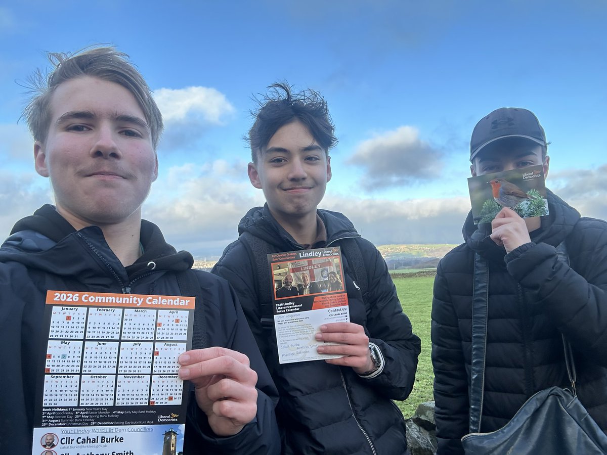 #LibDems working for you all year round!!! 

The Local Lib Dem Team of the #LindleyWard have been delivering Xmas cards and calendars across the local area!!! 🔶🔶🔶

#Lindley #LibDems