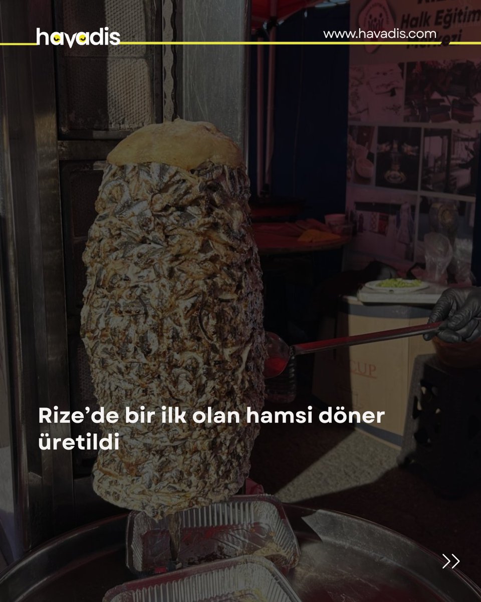 havadiscom's tweet image. Rizeli bir işletmeci, bölgenin en sevilen lezzetini alışılmışın dışına çıkararak "hamsi döner" üretti. Tek tek ayıklanan ve özel bir sosla harmanlanan yüzlerce hamsinin şişe dizilmesiyle hazırlanan bu sıra dışı döner, kısa sürede büyük ilgi odağı oldu.

#hamsi #döner #gündem