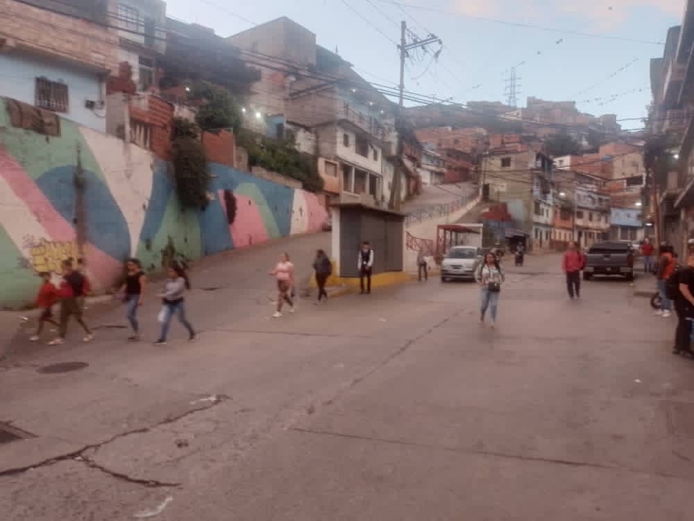 Me informan que, "Las Línea de Transporte las Brisas - Chacaito, Boqueron, Niño Jesús, Coco Frío,  Km 3 del Junquito, además la línea de casalta están de PARO desde esta mañana".